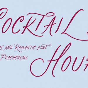 Könnte beinhalten: Eine digitale Grafik mit dem Text Cocktail Hour in einer dunkel-magentafarbenen Schreibschrift vor einem hellblauen Hintergrund. Unter dem Wort Cocktail steht der Text Whimsical and Romantic Font by Peachcreme in kleinerer Schriftgröße.