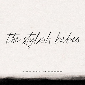 以下が含まれることがあります： 「the stylish babes」という言葉が、テクスチャ加工されたオフホワイトの背景に、エレガントな黒い筆記体で書かれています。テキストの下には、「MODERN SCRIPT BY PEACHCREME」という言葉が、より小さなサンセリフフォントで書かれています。下部には黒い水彩画のウォッシュがあります。