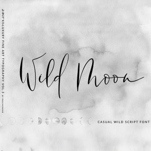 Może przedstawiać: Czarno-białe zdjęcie z tekstem "Wild Moon" w luźnym, odręcznym stylu pisma. Tekst znajduje się na szarym tle akwarelowym z rzędem faz księżyca u dołu.