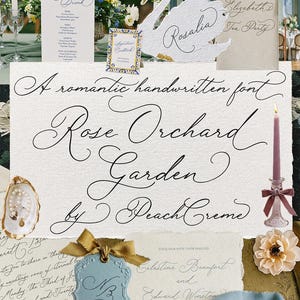 Può includere: Un font di calligrafia chiamato "Rose Orchard Garden" di Peach Creme, mostrato in uno stile di scrittura a mano su uno sfondo bianco con un cigno decorativo, una candela e un motivo floreale.