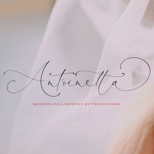 Può includere: Un font di scrittura corsivo con la parola "Antoinett" in nero su sfondo bianco. Il testo "MODERN CALLIGRAPHY BY PEACHCREME" è sotto la parola "Antoinett" in rosso.