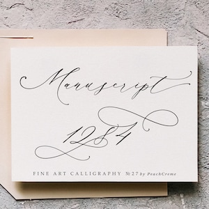 Könnte beinhalten: Eine cremefarbene Karte mit dem Wort "Manuscript" und der Zahl "1284" in eleganter schwarzer Kalligraphie. Der Text "FINE ART CALLIGRAPHY No 27 by PeachCreme" befindet sich unten.