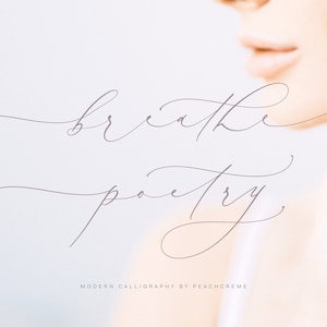 Könnte beinhalten: Ein Kalligrafie-Design mit den Worten "breathe poetry" in einem zarten Lila. Der Text ist in einem modernen, kursiven Stil geschrieben. Der Text befindet sich auf einem weißen Hintergrund mit einem unscharfen Bild eines Gesichts im Hintergrund. Der Text enthält die Worte "MODERN CALLIGRAPHY BY PEACHCREME".