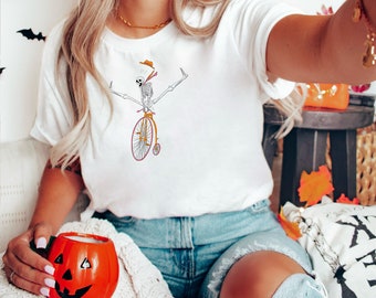 Skeleton on Wheels Halloween Tshirt Spooky Season Top Herfst Herfst Humor Grappige Fiets