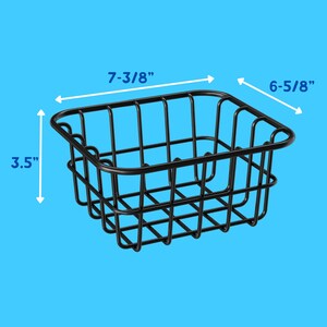 Puede incluir: Una cesta de alambre de metal negro con forma rectangular. La cesta mide 18,7 cm de largo, 16,8 cm de ancho y 8,9 cm de alto. La cesta tiene un patr&oacute;n de rejilla y esquinas redondeadas. El fondo es azul claro liso.