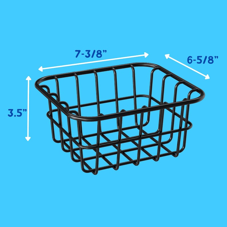 Puede incluir: Una cesta de alambre de metal negro con forma rectangular. La cesta mide 18,7 cm de largo, 16,8 cm de ancho y 8,9 cm de alto. La cesta tiene un patr&oacute;n de rejilla y esquinas redondeadas. El fondo es azul claro liso.