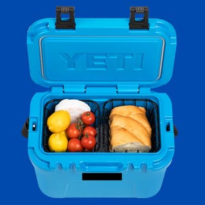 Puede incluir: Un juego de tres tazas de cer&aacute;mica con un acabado mate moteado. Las tazas son de color crema, gris claro y gris oscuro. Cada taza tiene un dise&ntilde;o simple y minimalista y un asa redondeada.