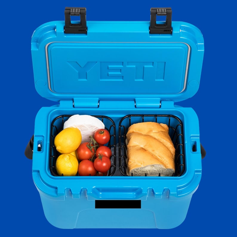 Puede incluir: Un juego de tres tazas de cer&aacute;mica con un acabado mate moteado. Las tazas son de color crema, gris claro y gris oscuro. Cada taza tiene un dise&ntilde;o simple y minimalista y un asa redondeada.