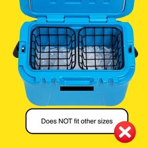 Puede incluir: Nevera azul abierta con dos cestas de alambre negras llenas de hielo. La tapa de la nevera est&aacute; abierta, revelando el interior. Texto en un rect&aacute;ngulo blanco en la parte inferior: "NO se ajusta a otras tallas" con un s&iacute;mbolo "X" rojo.