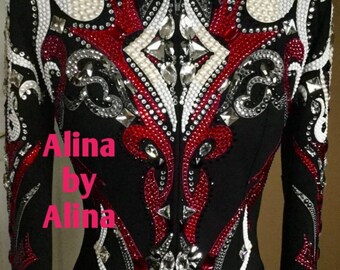 Puede incluir: Una chaqueta de espectáculo negra con un diseño de pedrería roja, blanca y plateada. La chaqueta tiene cierre de cremallera y mangas largas. El texto "Alina by Alina" es visible en la parte delantera de la chaqueta.