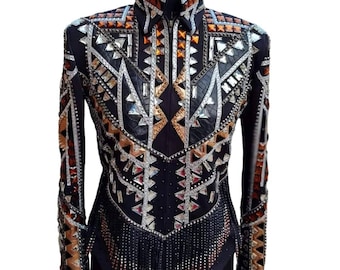 Könnte beinhalten: Eine schwarze Showjacke mit geometrischem Muster, verziert mit silbernen, goldenen und orangefarbenen Strasssteinen. Die Jacke hat einen Reißverschluss und einen Fransenbesatz.