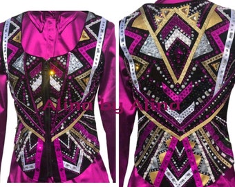 Könnte beinhalten: Eine schwarze Showweste mit geometrischem Muster in Pink, Weiß und Gold. Die Weste hat einen Reißverschluss und ist mit Strasssteinen und Perlen verziert. Der Text "Alina by Alina" ist auf der Weste sichtbar.