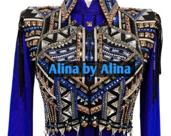 Könnte beinhalten: Ein schwarzes und blaues Showhemd mit geometrischem Muster, verziert mit Strasssteinen und Fransen. Das Hemd hat einen Kragen und lange Ärmel. Der Text "Alina by Alina" befindet sich auf der Vorderseite des Hemdes.