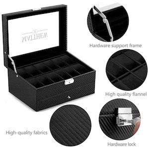 Puede incluir: Caja de reloj negra con tapa de vidrio y patr&oacute;n de fibra de carbono. La caja tiene 12 compartimentos para guardar relojes y una cerradura en la parte delantera. El texto "WALTHAM" est&aacute; impreso en el interior de la tapa.