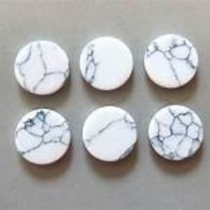 Puede incluir: Seis cabujones redondos de piedra Howlita blanca con vetas grises. Cada cabujón mide aproximadamente 2,5 cm de diámetro. Las piedras están pulidas y lisas, con un aspecto veteado natural. Ideal para la creación de joyas o manualidades.
