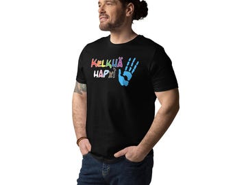May include: Black t-shirt with the text "KELKUÄ HAPxi" in colorful letters and a blue handprint graphic. The shirt is made of a soft material and is suitable for casual wear. The design is eye-catching and modern.