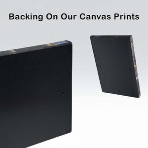 Op de afbeelding: Close-up van de achterkant van een canvas print. De print is gemonteerd op een houten frame en heeft een zwarte achterkant. De achterkant is glad en heeft een lichte glans. De print is klaar om opgehangen te worden.