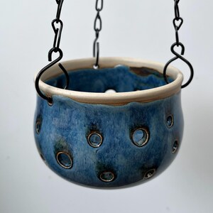 Blaues Windlicht aus Keramik zum Aufhängen für Teelichter, Teelichthalter, Steinzeug, Handgetöpfert, Höhe ca. 6,5cm und Breite ca. 10cm
