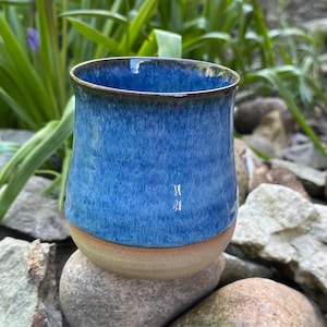 Keramikbecher bauchig, handgemacht, ohne Henkel in Blau- und Grüntönen teilglasiert, ca. 180ml, Spülmaschinengeeignet
