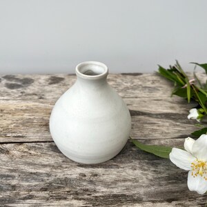 Handgemachte kleine runde Vase aus Keramik, Blumenvase, 8cm