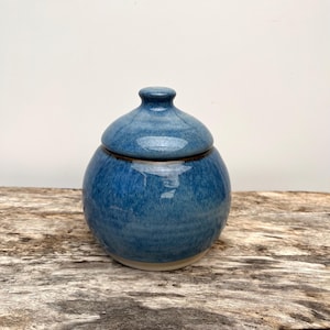 Handgemachte Keramikdose mit Deckel, Teedose, Bonboniere, teilglasiert mit blauer Effektglasur, ein Einzelstück, insg. 13cm hoch, Steinzeug