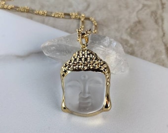 Långt dekorativt guldpläterat kedjehalsband, halsband med Buddhahuvud i klarglas och trådlindad kristallkvarts