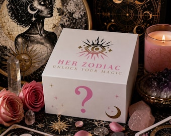 Op de afbeelding: Een witte vierkante doos met de tekst HER ZODIAC UNLOCK YOUR MAGIC en een groot roze vraagteken. De doos heeft een gouden oog-symbool, sterren en een maansikkel. Het is omringd door roze rozen, kristallen en tarotkaarten met hemelse kunst.