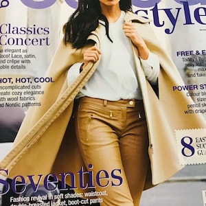 Könnte beinhalten: Ein Magazincover mit einer Frau, die einen beigefarbenen Mantel und eine braune Hose trägt. Das Magazin heißt "Burda Style" und die Titelgeschichte lautet "Seventies".