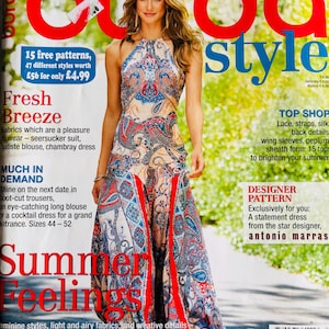 Op de afbeelding: Een tijdschriftcover met een vrouw in een paisley halterjurk. De jurk heeft rode accenten en een zwierige rok. Het tijdschrift is "Burda Style" met informatie over patronen en zomerse mode.