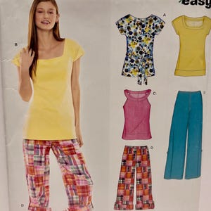 Könnte beinhalten: Eine Frau präsentiert ein gelbes Oberteil mit quadratischem Ausschnitt und karierte Caprihosen. Das Schnittmuster umfasst ein florales Oberteil, ein pinkfarbenes Tanktop und blaue Hosen. Die Texte "NEW LOOK" und "easy" sind sichtbar.