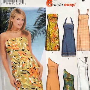 Könnte beinhalten: Simplicity Schnittmuster 7205 mit sechs Kleiderdesigns. Das Cover zeigt eine Frau in einem trägerlosen Kleid mit einem gelben, orangefarbenen und grünen Blättermuster. Weitere Kleiderstile sind ein Jeans-Schürzenkleid und ein One-Shoulder-Kleid.
