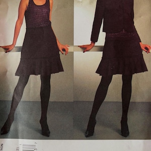 Pode incluir: Um padrão de costura DKNY com duas vistas de um conjunto de vestido e casaco. O vestido tem um corpete brilhante e uma saia em camadas. O casaco é da mesma cor com gola. Tamanhos 6-12.