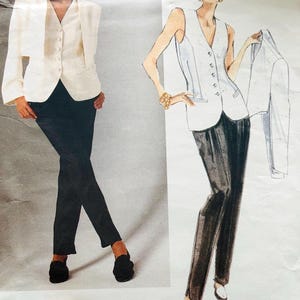Könnte beinhalten: Vogue Patterns Schnittmuster mit Donna Karan Designs. Das Muster zeigt einen weißen Blazer und eine Weste mit schwarzer Hose. Das Vogue-Logo ist unten zu sehen. Größe 10-12.