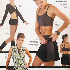 Puede incluir: Una taza de cerámica blanca con un asa negra y el texto "But First, Coffee" en negrita negra. La taza se encuentra sobre un fondo borroso, sugiriendo un ambiente acogedor.