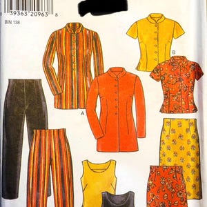 Könnte beinhalten: Ein Schnittmuster mit verschiedenen Kleidungsdesigns. Das Muster umfasst Oberteile, Röcke und Hosen in verschiedenen Stilen und Farben, darunter Orange, Gelb und Schwarz. Die Mustergröße ist A 8-18.