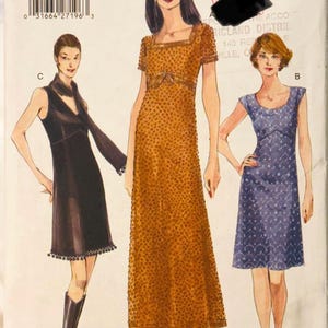 Könnte beinhalten: Vogue Easy Options Schnittmuster 9805. Das Schnittmuster enthält Illustrationen von drei Kleidern. Es gibt ein langes, perlenbesetztes, goldbraunes Kleid, ein kurzes marineblaues Kleid und ein kurzes schwarzes Kleid mit Schal.