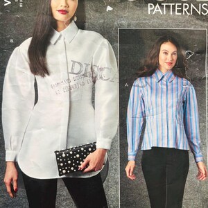 Könnte beinhalten: Vogue Patterns Schnittmuster mit einer Frau in einem weißen Hemd mit Knöpfen und dem Aufdruck "DISC". Das Muster zeigt auch ein gestreiftes blau-rosa Hemd mit Knöpfen. Die Musternummer ist V1770.