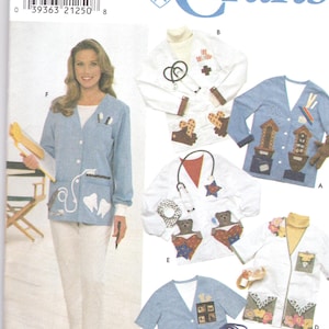 Peut inclure: Le patron Simplicity Crafts 8005 propose divers motifs appliqués pour des vestes sur le thème médical et dentaire. Le patron comprend les tailles XS, S et M. L'image montre une femme portant une veste bleu clair avec des appliqués dentaires.
