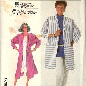 Puede incluir: Un patrón de costura para una chaqueta larga a rayas con cuello y bolsillos. El patrón es de Simplicity e incluye instrucciones para las tallas 10-14. El texto "E-A-S-Y TO SEW" y "F-A-C-I-L-E A COUDRE" está impreso en el patrón.