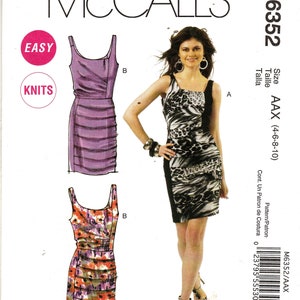Puede incluir: Patrón de costura McCall's para un vestido sin mangas, talla AAX (4-6-8-10). El patrón incluye dos estilos de vestidos diferentes: uno con una tela morada sólida y el otro con un estampado floral colorido. El patrón está etiquetado como "Easy Knits".