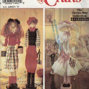 Peut inclure: Un patron de couture vintage Simplicity Crafts pour la réalisation de trois poupées. Le patron est intitulé "The Cotton Way Collection" et comprend des instructions pour la réalisation d'une poupée fille avec une robe rouge et une jupe à carreaux, d'une poupée garçon avec une chemise à carreaux et un pantalon rouge, et d'une poupée fille avec une robe blanche et un ruban rose. Le numéro du patron est 8588.