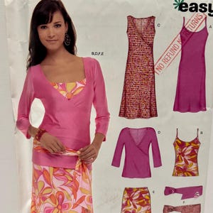 Könnte beinhalten: Ein Schnittmusterpaket mit einer Frau in einem rosa Oberteil und Rock mit floralem Design. Das Paket enthält Illustrationen verschiedener Kleidungsstücke, darunter ein Kleid und ein Oberteil. Der Text "NEW LOOK" steht oben.