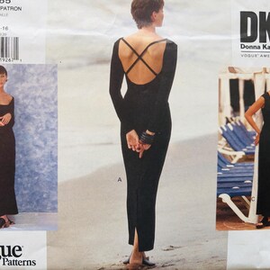 Könnte beinhalten: Ein Vogue Patterns Schnittmuster mit einem DKNY-Design. Das Schnittmuster enthält Abbildungen eines langen schwarzen Kleides mit verschiedenen Ärmel- und Rückenstilen. Die Mustergröße ist 12-14-16.