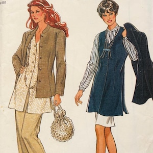 Könnte beinhalten: New Look Schnittmuster 6274 mit Illustrationen von zwei Outfits. Das erste zeigt eine hellbraune Jacke, eine gemusterte Tunika und eine Hose. Das zweite zeigt eine lange, ärmellose dunkelblaue Weste über einem gestreiften Hemd und einem Rock.