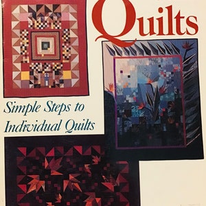 Op de afbeelding: Boekomslag met de titel "One-of-a-Kind Quilts: Simple Steps to Individual Quilts" door Judy Hopkin. De omslag toont drie kleurrijke quiltontwerpen.