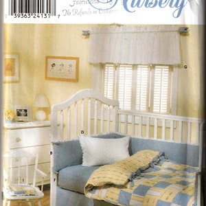 Pode incluir: Um padrão de costura Simplicity Nursery para um conjunto de roupa de cama para berço. O padrão inclui instruções para uma colcha, um travesseiro, uma saia de berço e uma valance. O padrão é ilustrado com um berço branco com roupa de cama azul e amarela.