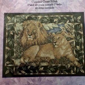 Kit de punto de cruz contado Bucilla Out of Africa - León - Tamaño final 14 x 11” (35,6 x 27,9 cm) Sellado - Kit 43087 - Adaptado de Jane Chandler