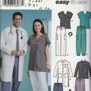 Puede incluir: Patrón de costura Simplicity 5472 con uniformes médicos. El patrón incluye ilustraciones de varias blusas, pantalones y una bata de laboratorio. La imagen también muestra a un hombre y una mujer con uniformes médicos y una bata.