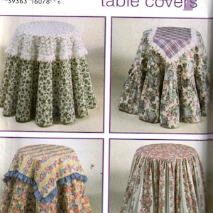 Op de afbeelding: Een naaipatroon voor het maken van tafelkleden. Het patroon bevat vier verschillende ontwerpen, elk met een andere bloemenprint. Het patroon heet "Simplicity design your own easy table covers".