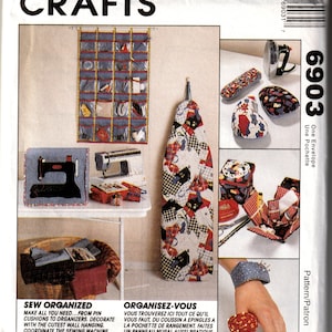 Puede incluir: Un patr&oacute;n de costura para un organizador de pared, una cubierta para m&aacute;quina de coser, una cubierta para tabla de planchar y un alfiletero. El patr&oacute;n se llama "Sew Organized" y "Organisez-vous".